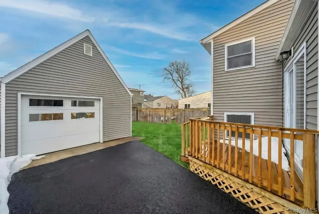 52 Halycon Road Lindenhurst NY 11757