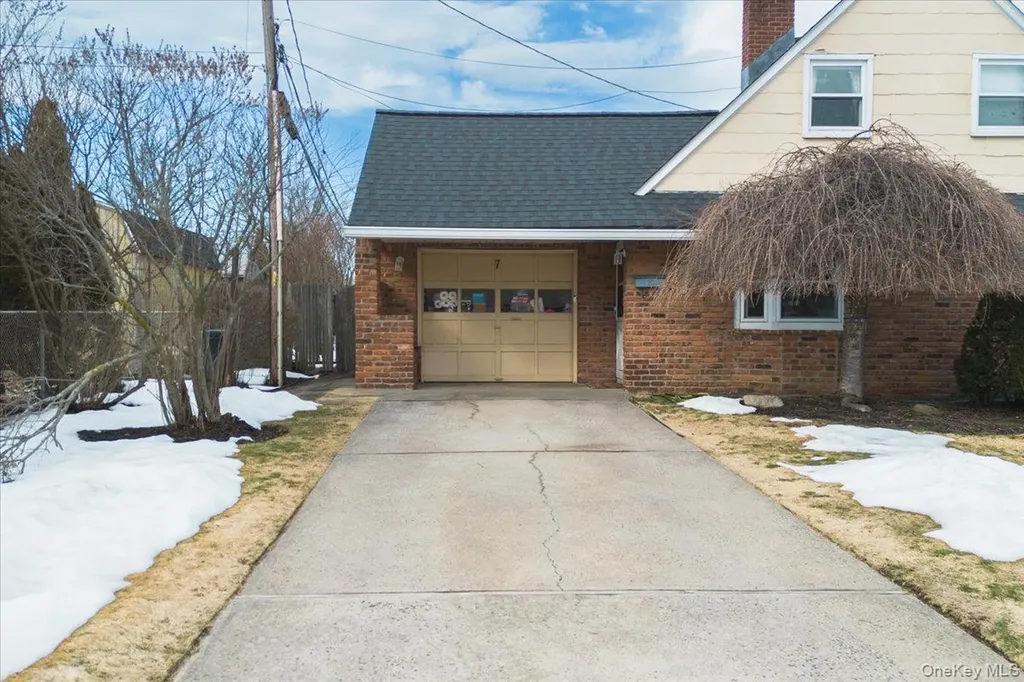 7 Constable Lane Levittown NY 11756