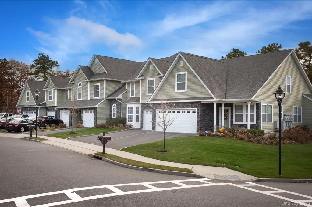 18 Oak Ridge Circle Ridge NY 11961