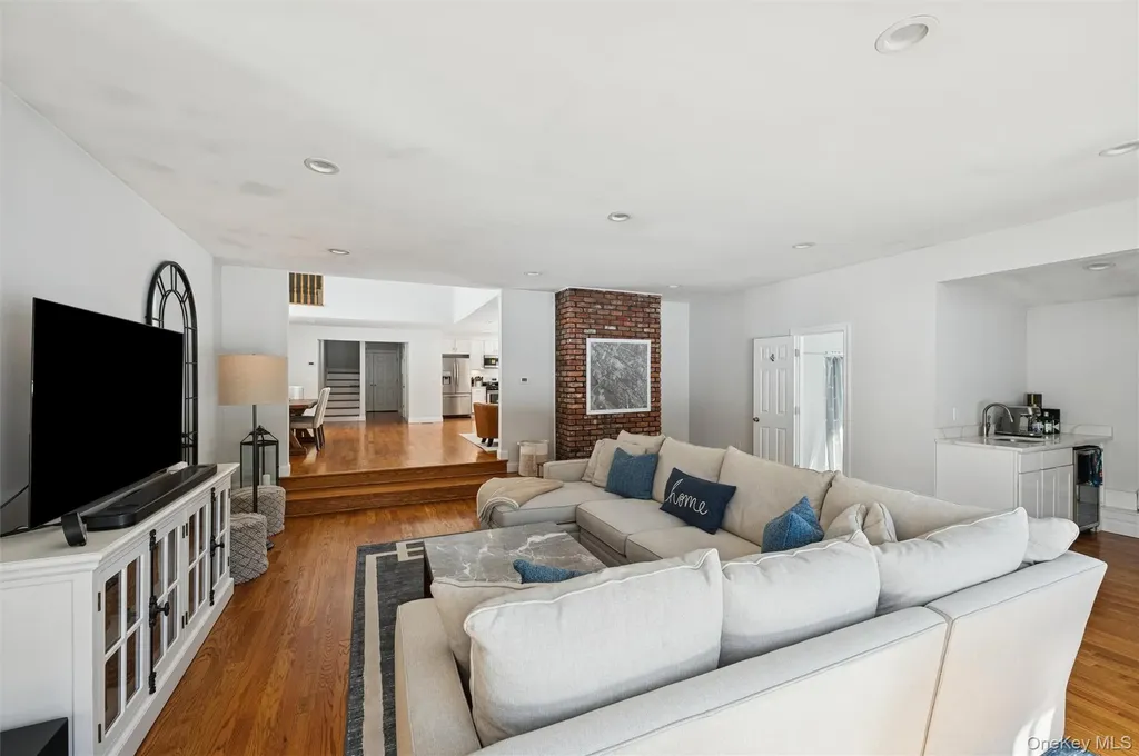 4 Stuart Court Hampton Bays NY 11946