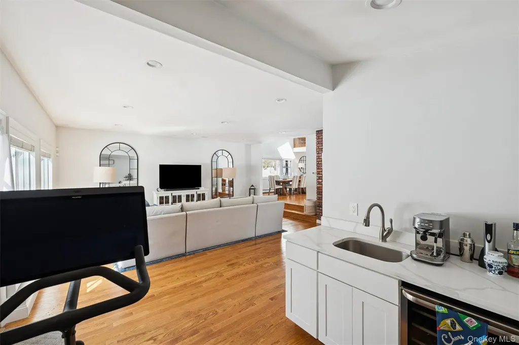 4 Stuart Court Hampton Bays NY 11946