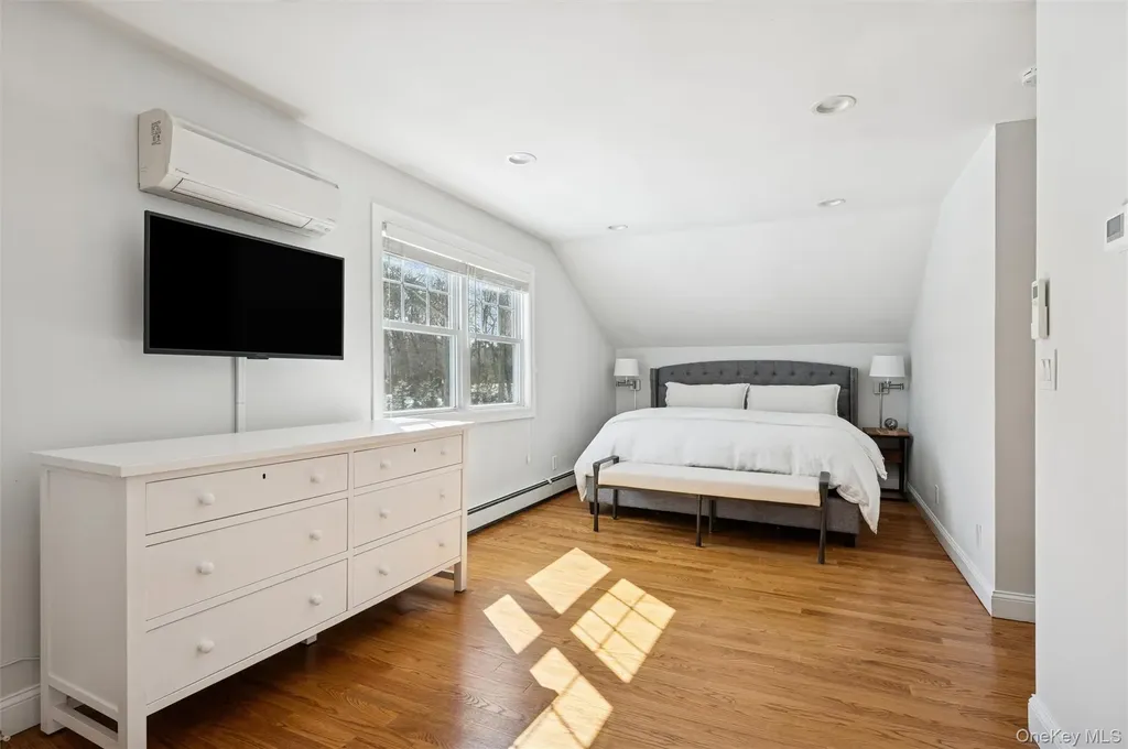 4 Stuart Court Hampton Bays NY 11946
