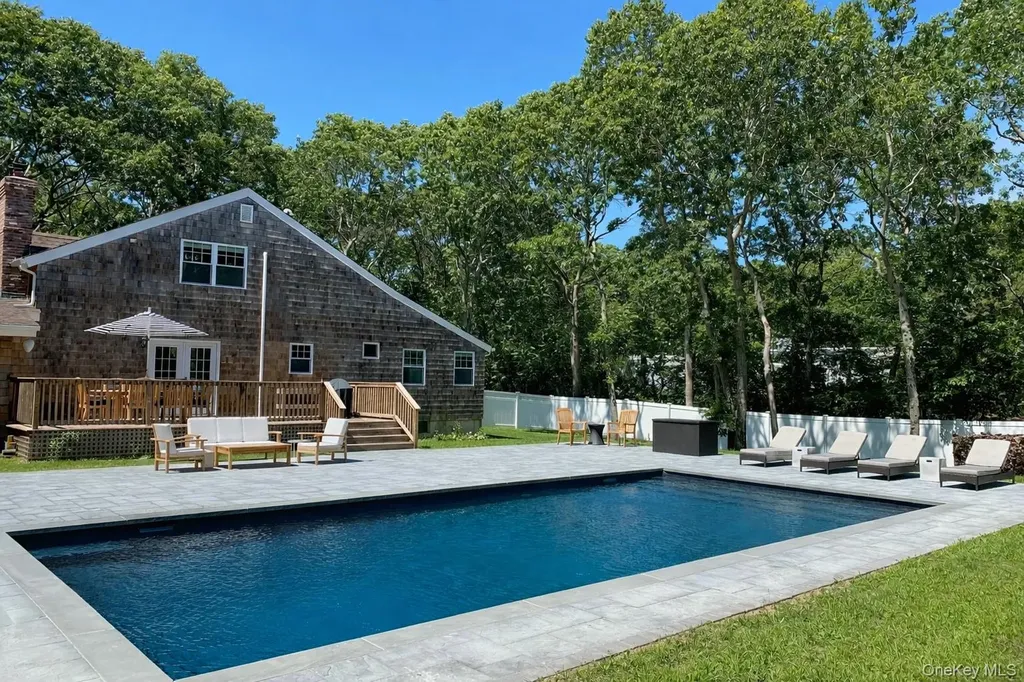 4 Stuart Court Hampton Bays NY 11946