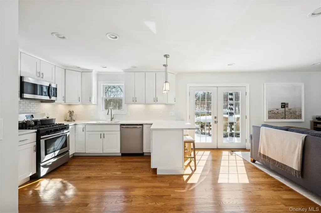 4 Stuart Court Hampton Bays NY 11946