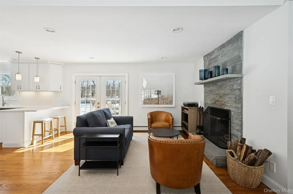 4 Stuart Court Hampton Bays NY 11946