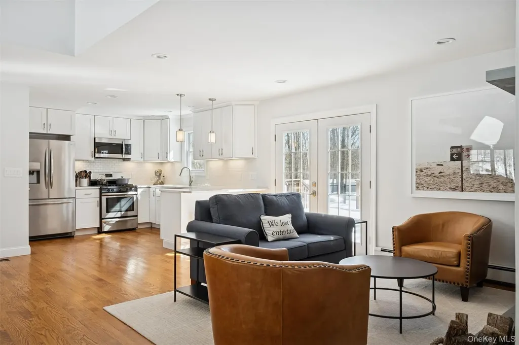4 Stuart Court Hampton Bays NY 11946