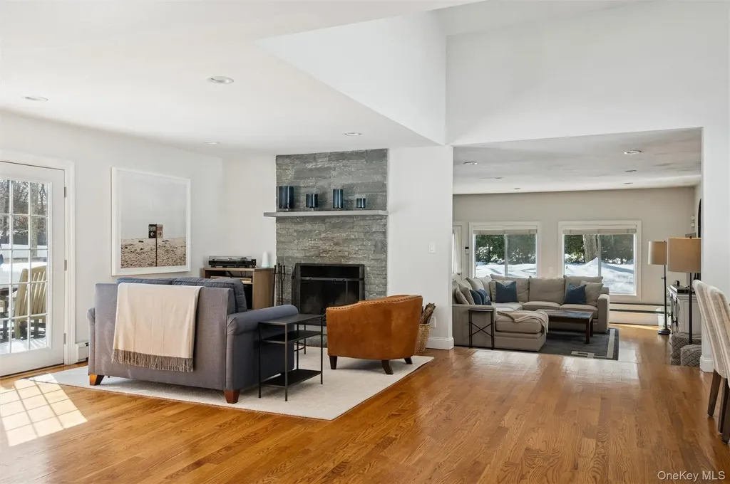 4 Stuart Court Hampton Bays NY 11946