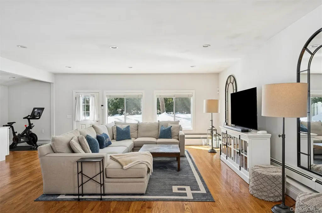 4 Stuart Court Hampton Bays NY 11946