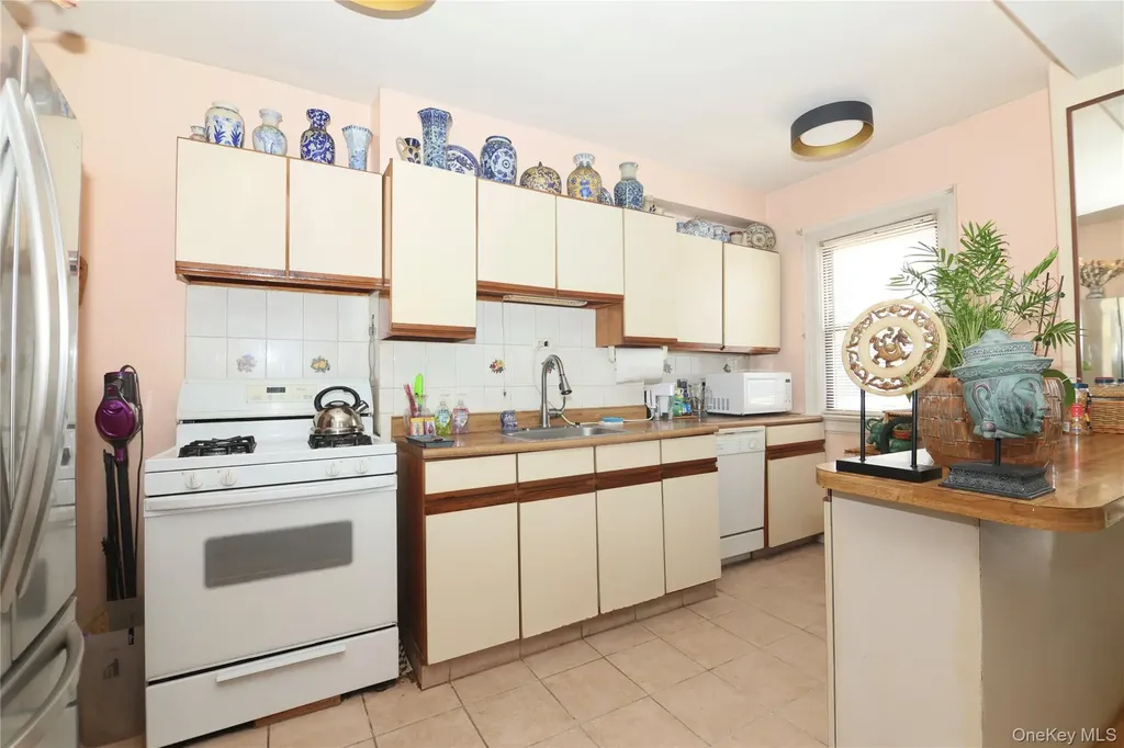 2555 Westervelt Avenue Bronx NY 10469