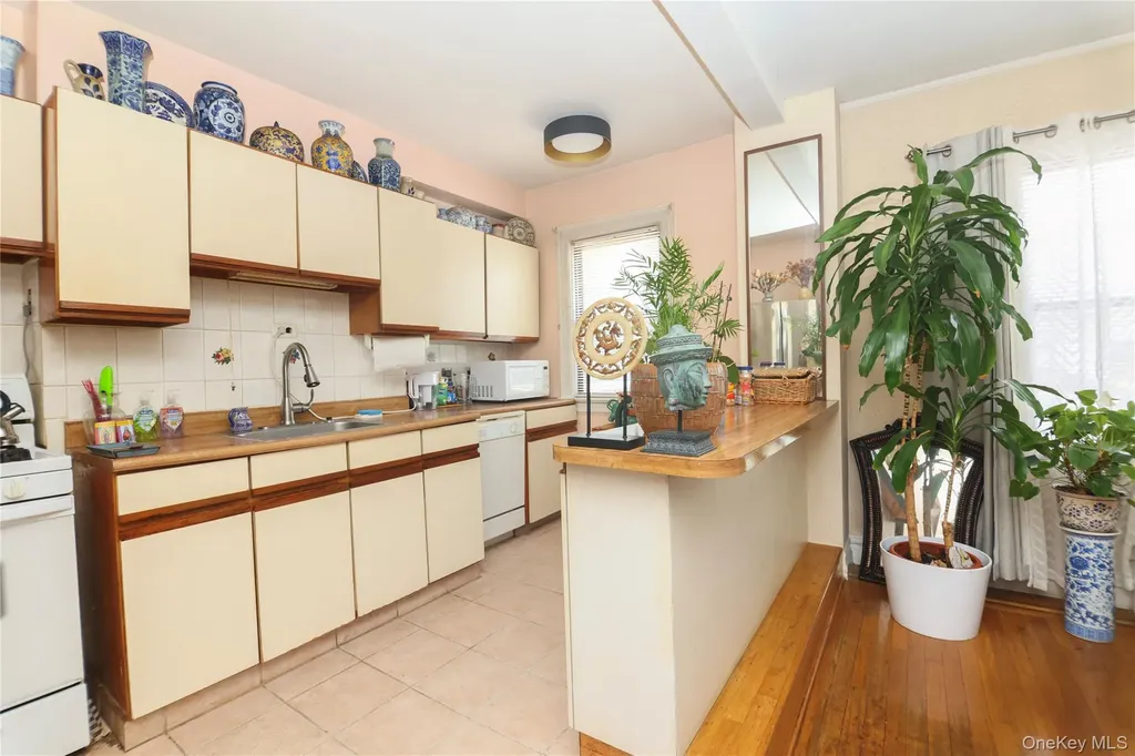 2555 Westervelt Avenue Bronx NY 10469
