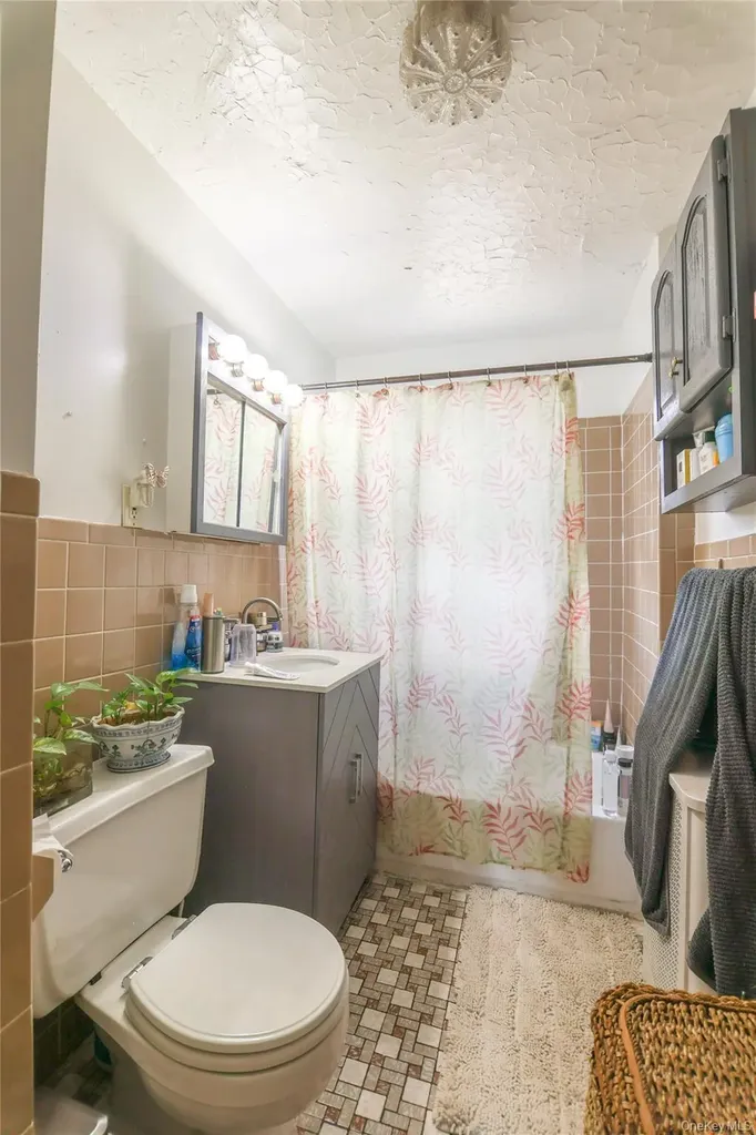 2555 Westervelt Avenue Bronx NY 10469