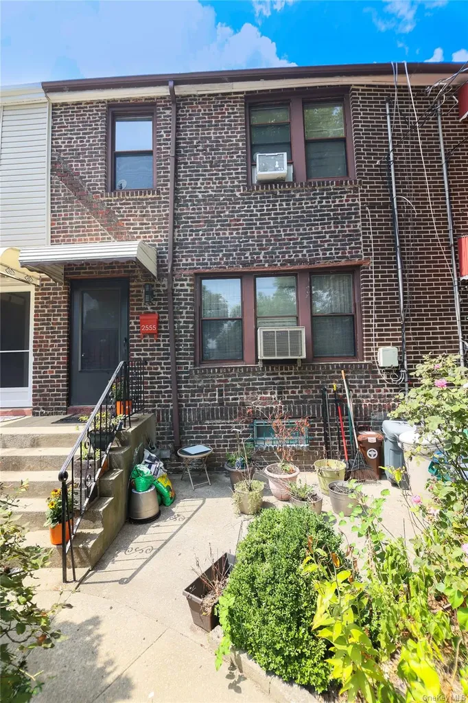 2555 Westervelt Avenue Bronx NY 10469