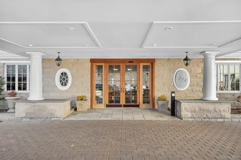 319 Trump Park Shrub Oak NY 10588