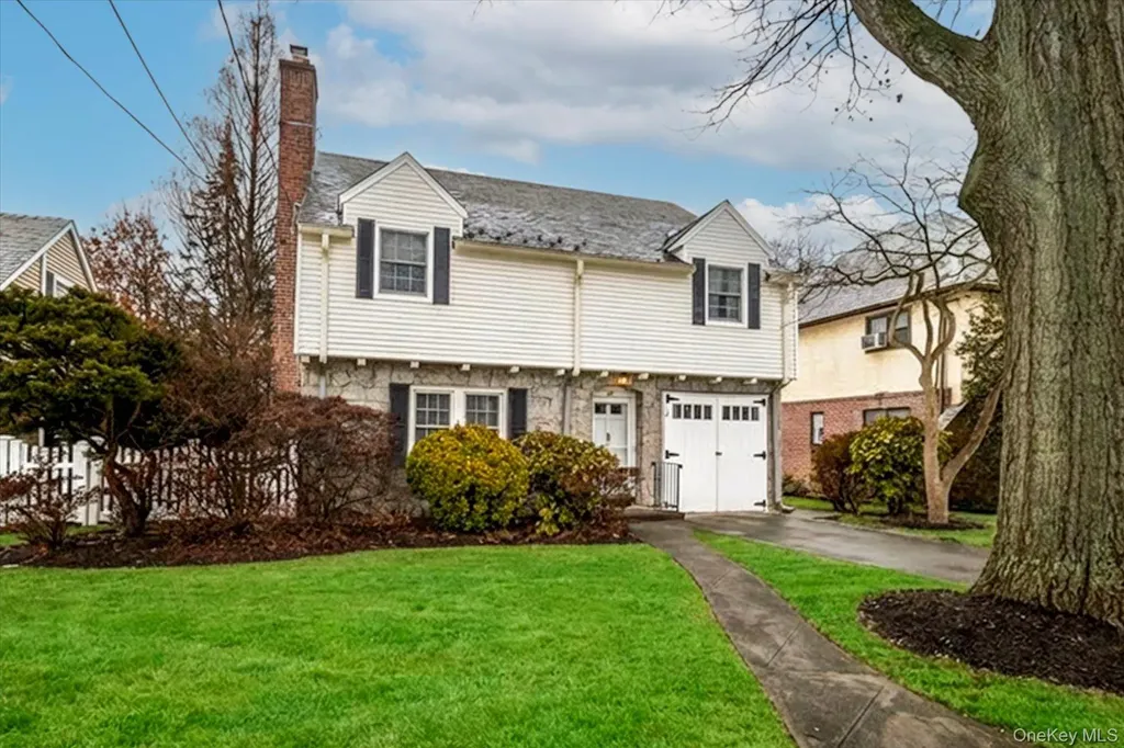 28 Saint Thomas Place Malverne NY 11565