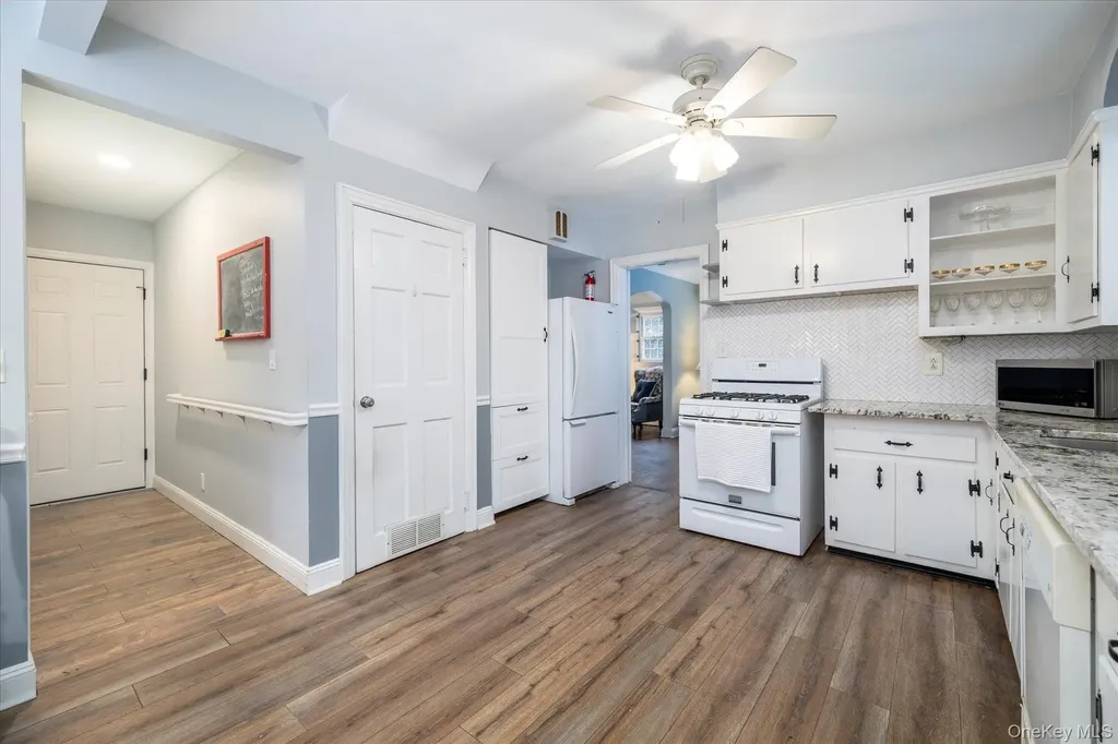 28 Saint Thomas Place Malverne NY 11565