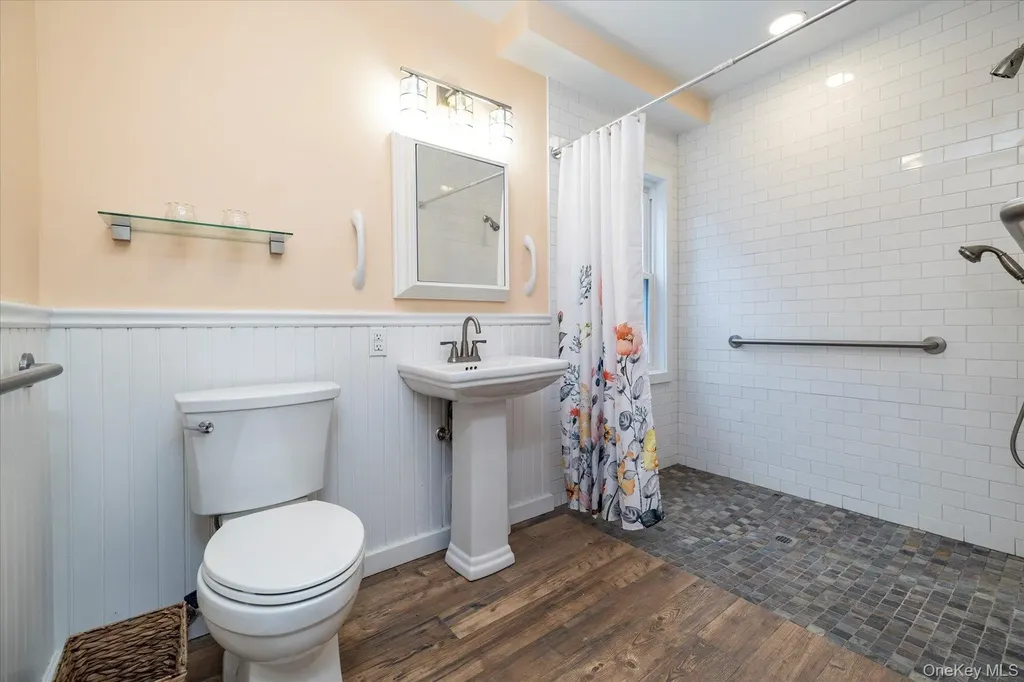 28 Saint Thomas Place Malverne NY 11565