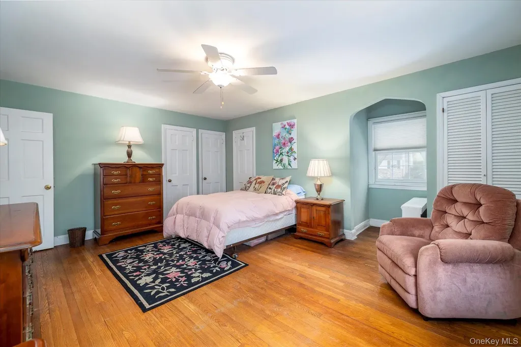 28 Saint Thomas Place Malverne NY 11565
