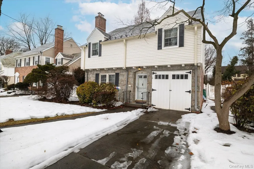 28 Saint Thomas Place Malverne NY 11565