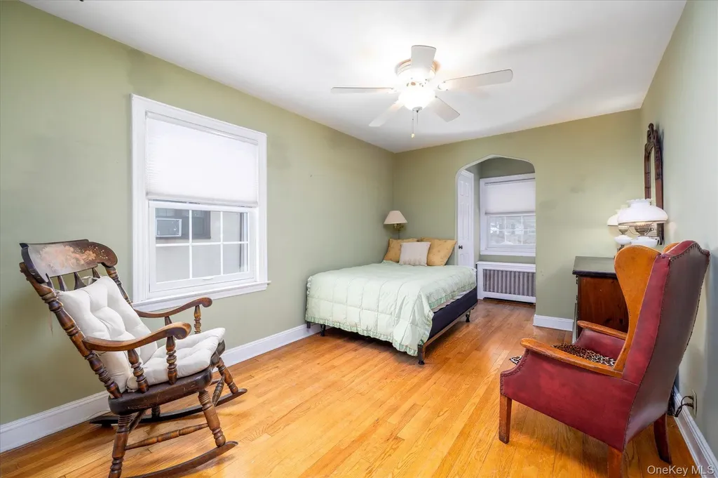 28 Saint Thomas Place Malverne NY 11565