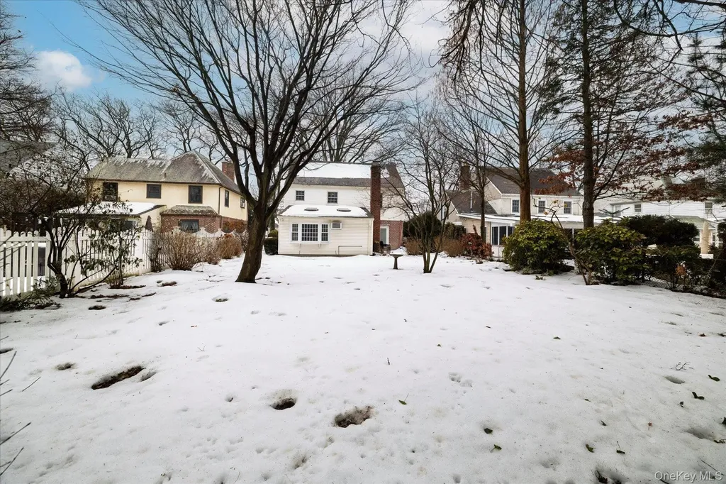 28 Saint Thomas Place Malverne NY 11565