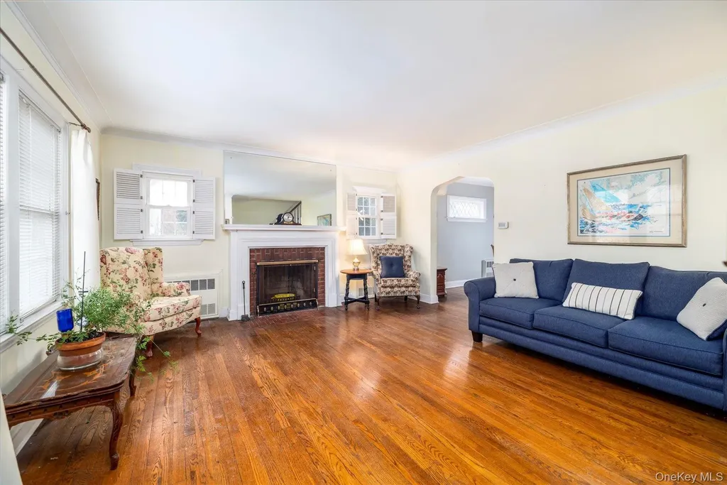 28 Saint Thomas Place Malverne NY 11565