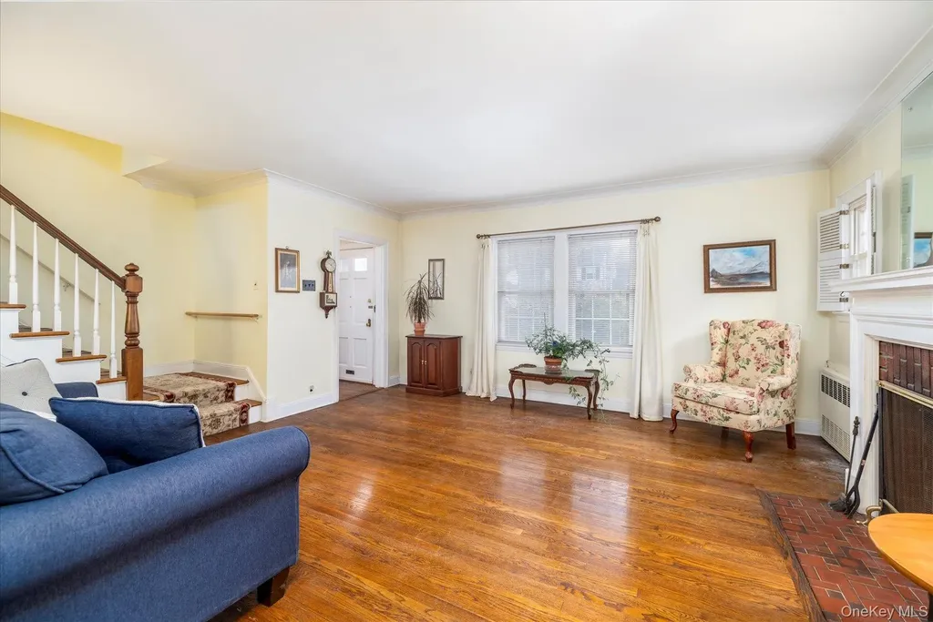 28 Saint Thomas Place Malverne NY 11565