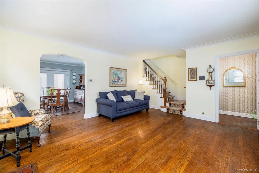 28 Saint Thomas Place Malverne NY 11565