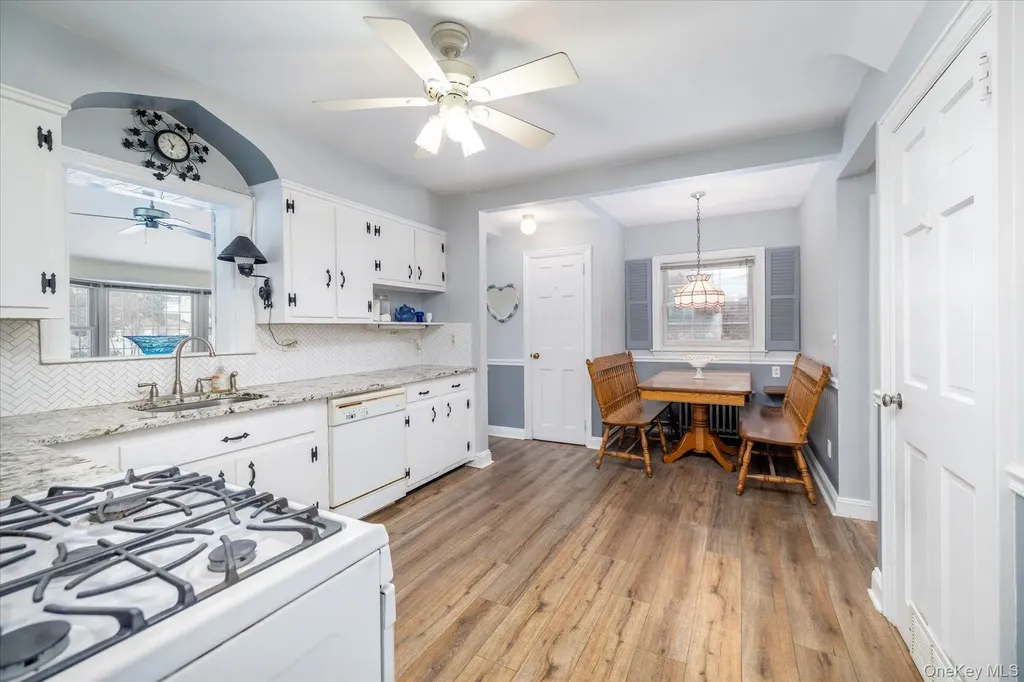 28 Saint Thomas Place Malverne NY 11565