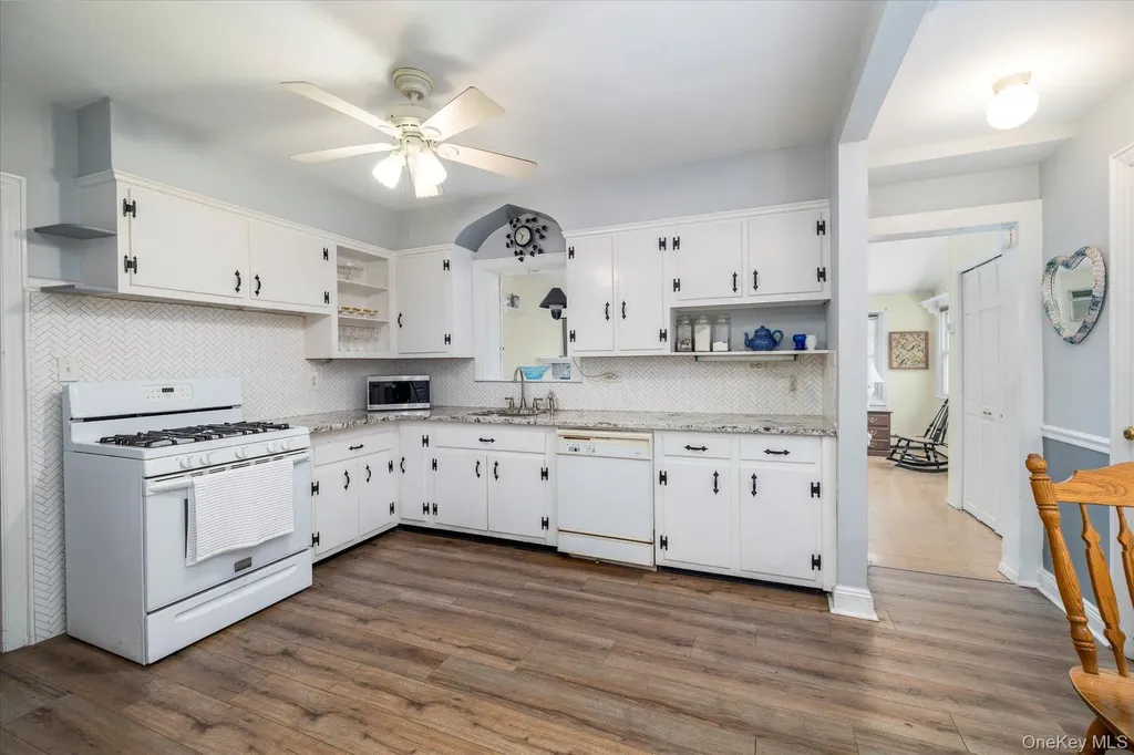 28 Saint Thomas Place Malverne NY 11565