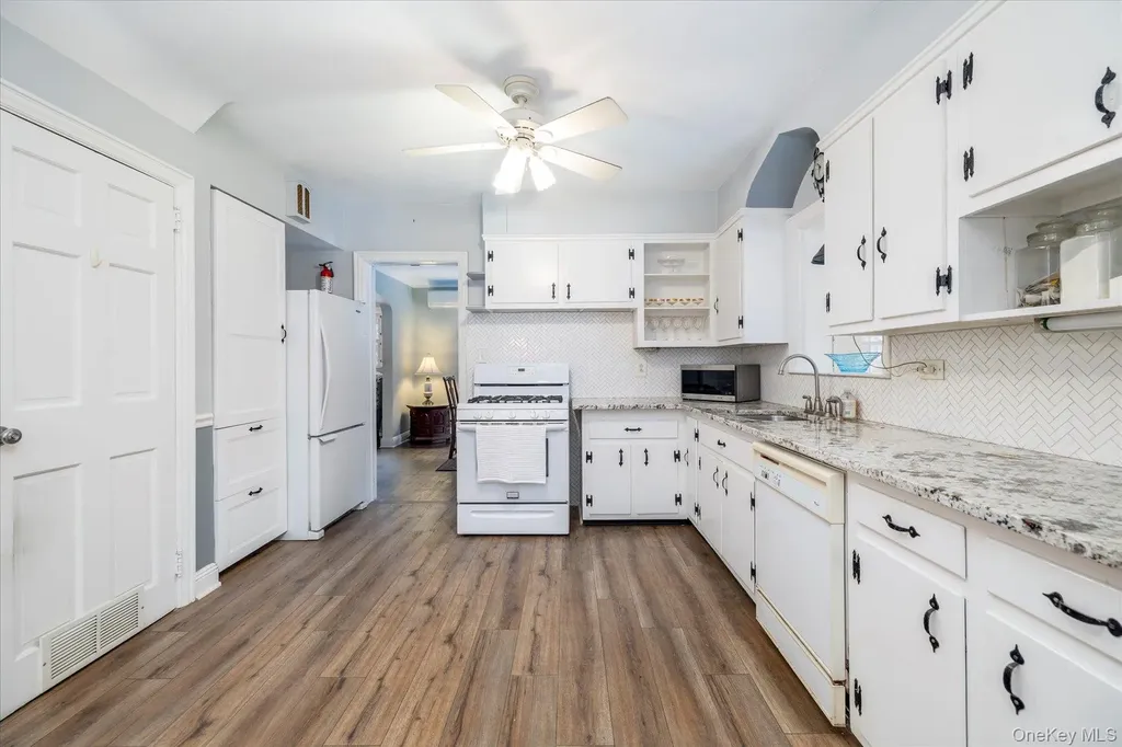 28 Saint Thomas Place Malverne NY 11565