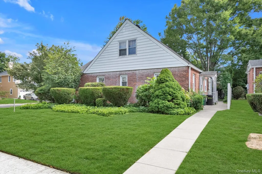 67 Maple Drive New Hyde Park NY 11040