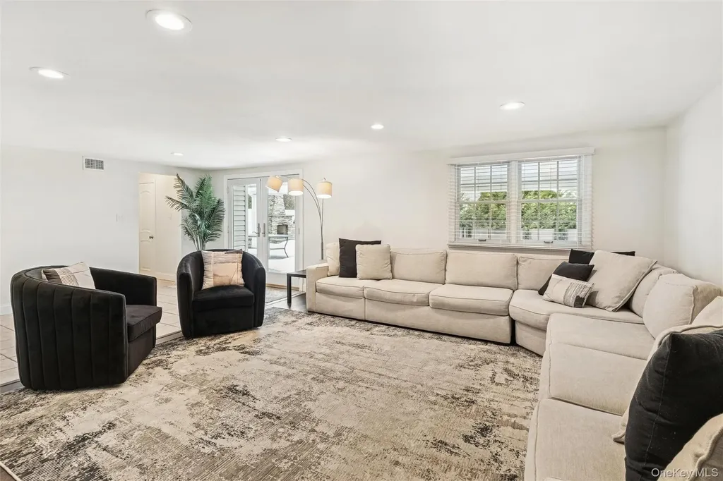 1827 Glenn Lane Merrick NY 11566