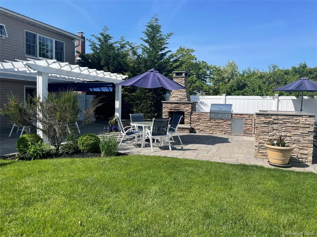 1827 Glenn Lane Merrick NY 11566