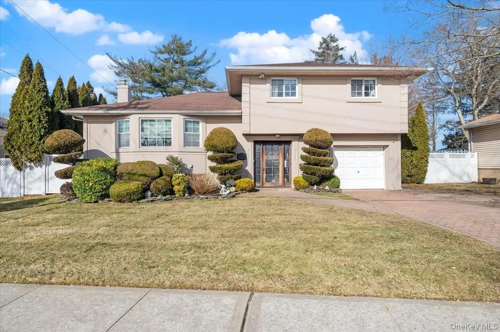 62 Eileen Avenue Plainview NY 11803
