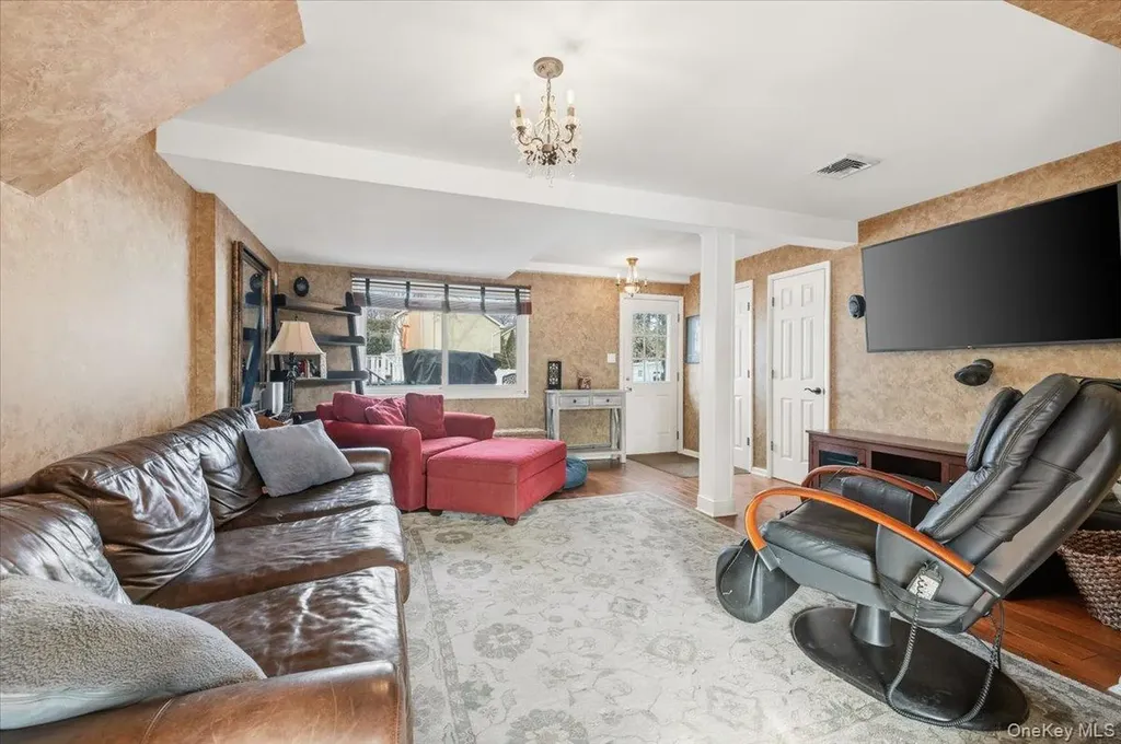 62 Eileen Avenue Plainview NY 11803