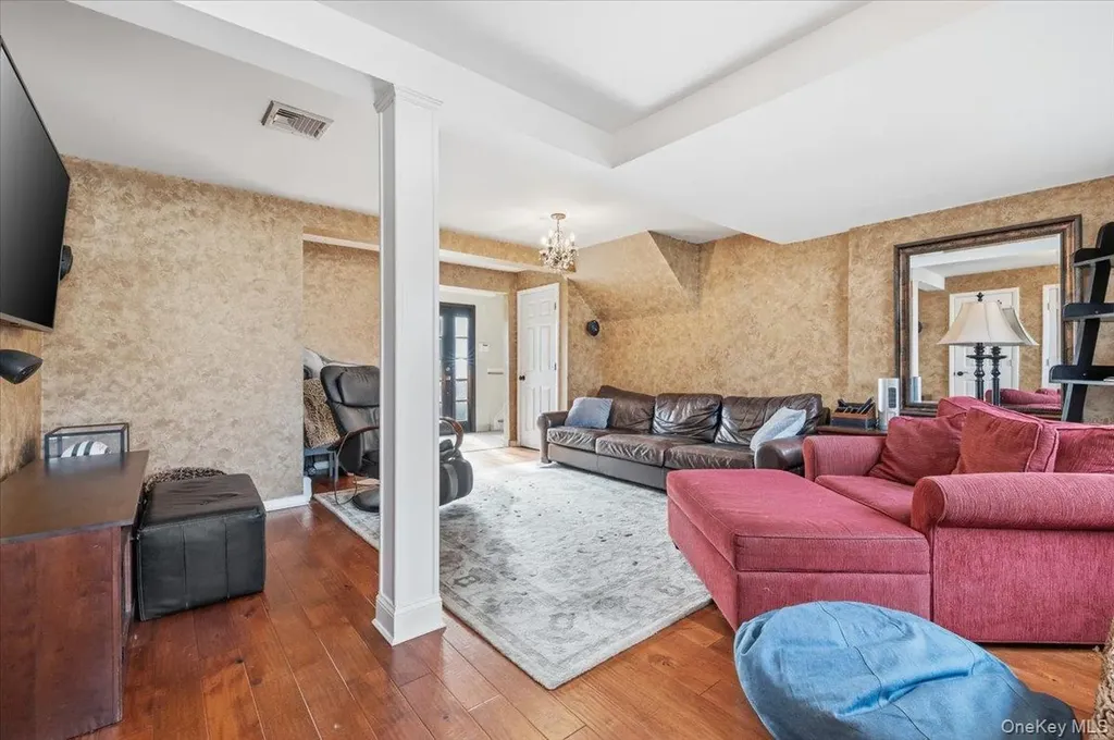 62 Eileen Avenue Plainview NY 11803