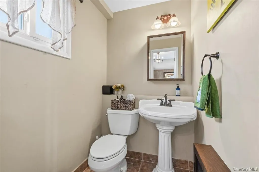 62 Eileen Avenue Plainview NY 11803