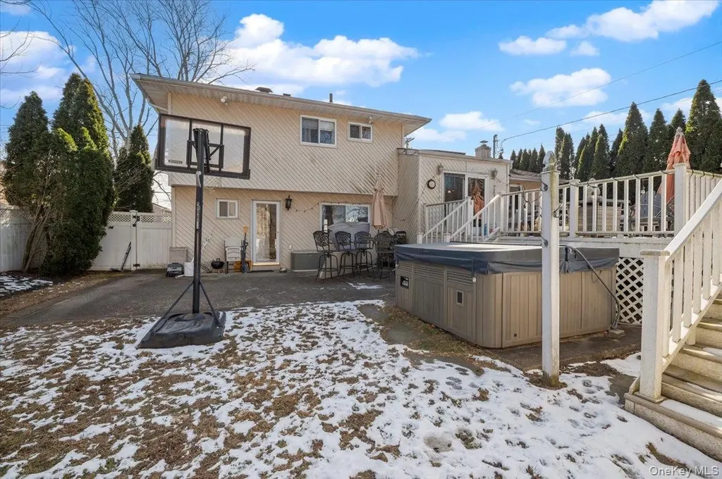 62 Eileen Avenue Plainview NY 11803