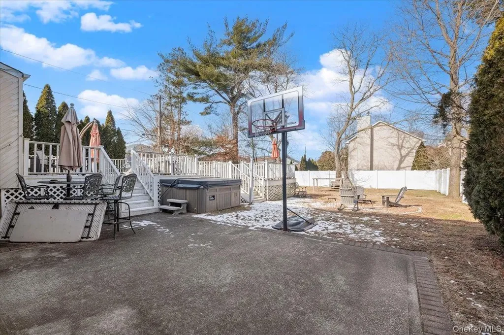 62 Eileen Avenue Plainview NY 11803