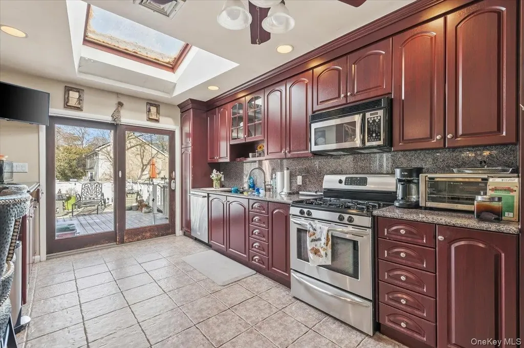 62 Eileen Avenue Plainview NY 11803