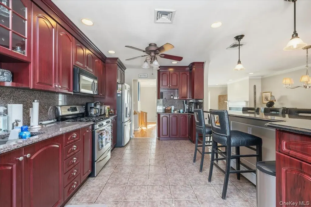 62 Eileen Avenue Plainview NY 11803