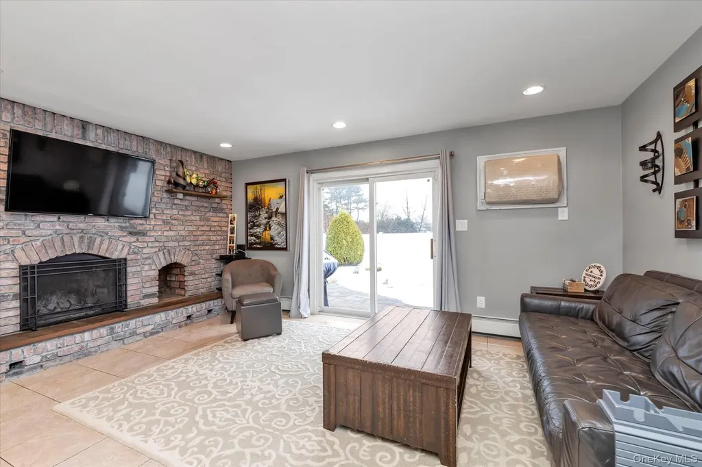 6 Cedar Drive E Plainview NY 11803