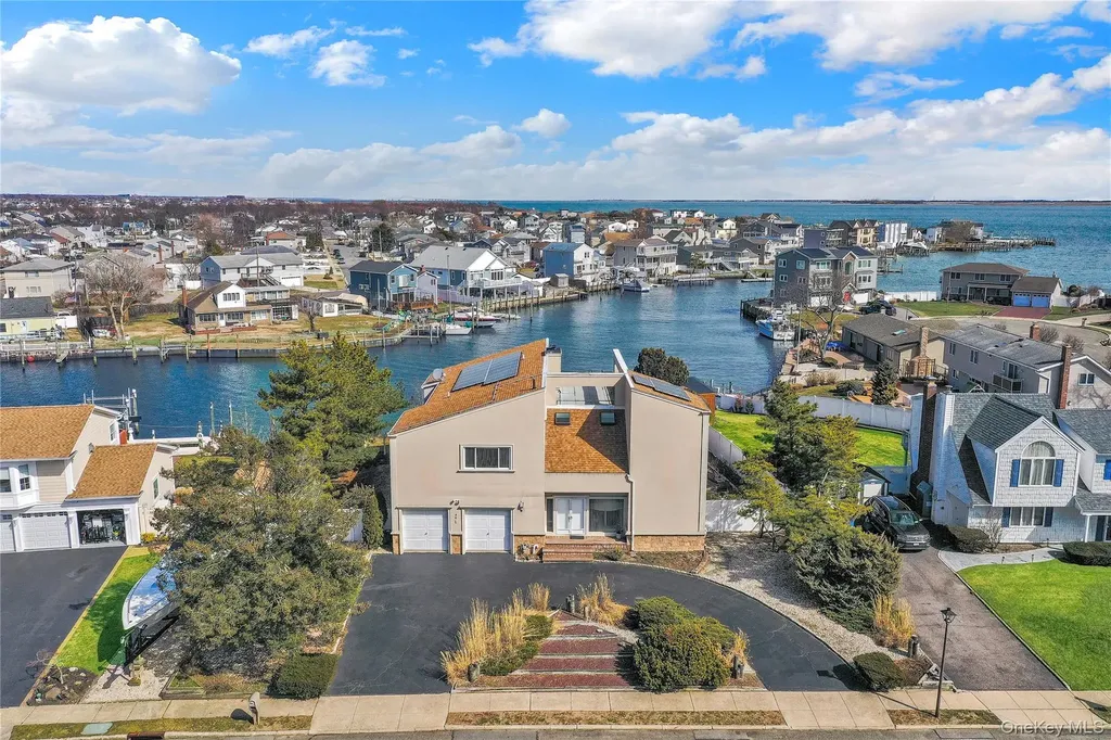 49 Dolphin Lane E Copiague NY 11726