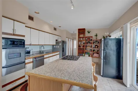 49 Dolphin Lane E Copiague NY 11726
