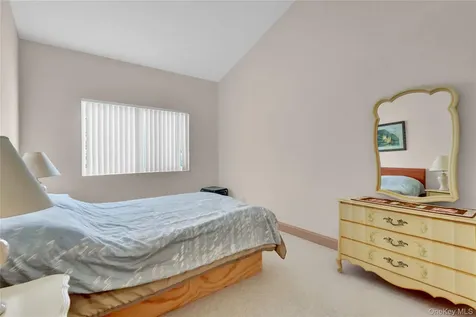 49 Dolphin Lane E Copiague NY 11726