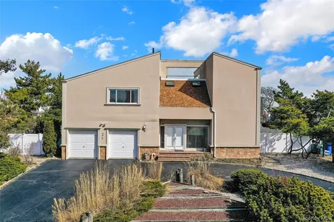 49 Dolphin Lane E Copiague NY 11726