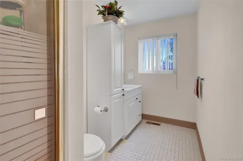 49 Dolphin Lane E Copiague NY 11726