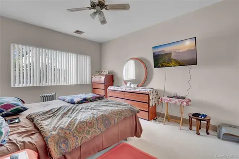 49 Dolphin Lane E Copiague NY 11726