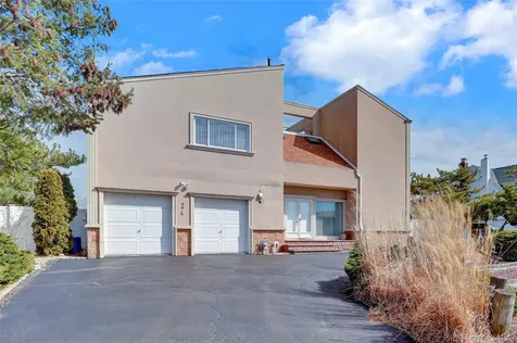 49 Dolphin Lane E Copiague NY 11726
