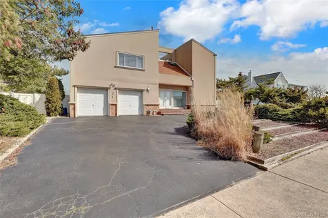 49 Dolphin Lane E Copiague NY 11726